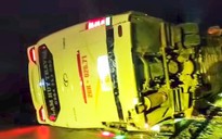 Mất phanh, xe khách chở 39 người bị lật khi xuống dốc