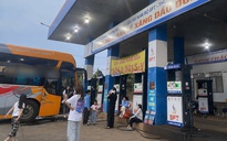 Hy hữu: Hàng chục hành khách bị "bỏ rơi" giữa đường, buộc phải đóng thêm tiền