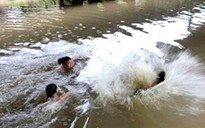 Ra suối tắm, hai cháu bé bị đuối nước thương tâm