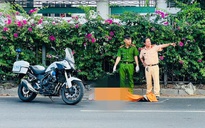 Người đàn ông được dìu vào lề sau cú ngã xe, quay lại làn ô tô rồi tử vong