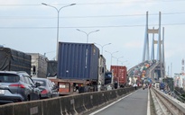 Phát hiện thi thể bé trai còn dây rốn dưới chân cầu Phú Mỹ, TPHCM