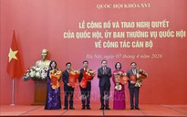 Chủ tịch Quốc hội Trần Thanh Mẫn trao Nghị quyết về công tác cán bộ