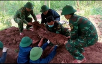 Cúc áo quân phục, võng dù hé lộ nơi an táng 2 liệt sĩ giữa núi rừng Quảng Trị