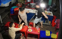 CLIP: Phẫn nộ cảnh thanh niên đánh cụ bà đang phục vụ tại quán ăn khuya