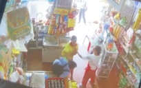 Nam sinh bị người đàn ông đánh tới tấp tại quầy tạp hóa