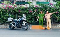 Tìm thân nhân người đàn ông ngã xe giữa đường, quay lại làn ô tô rồi tử vong
