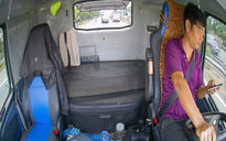 Hai tài xế bị phạt vì vừa lái xe, vừa dùng điện thoại