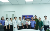Bé trai 2 tuổi bị bạo hành được cấp giấy khai sinh
