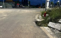 Hàng loạt hố sâu “há miệng” giữa khu tái định cư dự án cầu vượt cửa biển