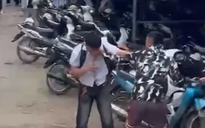 Nam sinh lớp 12 bị nhóm thanh niên mặc quần cộc đột nhập vào trường hành hung
