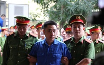 VIDEO: Dẫn giải Bùi Đình Khánh, kẻ nổ súng khiến thiếu tá Công an hy sinh, ra tòa