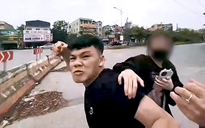 Chở bạn gái không đội mũ bảo hiểm, nam tài xế còn cào cấu thiếu tá CSGT