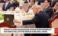 Thực hư clip ông Donald Trump "lật tài liệu của ông Tập Cận Bình" trong quốc yến