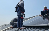 Giá tấm pin năng lượng, pin lưu trữ đồng loạt tăng giữa "cơn sốt" lắp điện mặt trời mái nhà