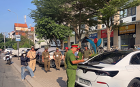 Xử lý nhiều ô tô đậu trên vỉa hè ở TPHCM, cẩu xe nếu gây cản trở giao thông