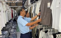 Hàng giả bày bán công khai, Chi cục Quản lý thị trường TPHCM nói đã làm ngày, làm đêm