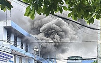 Cháy kho điện máy ở gần chợ đầu mối Hóc Môn