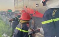 CLIP: Xe khách giường nằm bốc cháy trên đường cao tốc Bắc - Nam