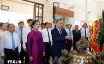 Tổng Bí thư, Chủ tịch nước Tô Lâm dâng hương tưởng niệm Chủ tịch Hồ Chí Minh tại Thái Lan
