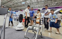 Robot, đồ công nghệ Trung Quốc giá rẻ đổ bộ TPHCM, khách tham quan ùn ùn trải nghiệm