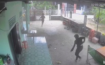 CLIP: Táo tợn vào sân trộm xe, rút hung khí đe doạ chủ nhà