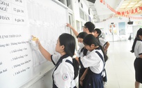 Hình ảnh thí sinh TPHCM hồi hộp làm thủ tục dự thi lớp 10: Kỳ thi quy mô lớn chưa từng có