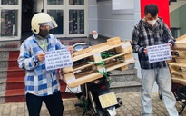 Hai người đàn ông ở TPHCM bị xử phạt vì vứt rác trên đường Nguyễn Văn Linh