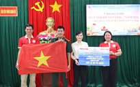 Trao cờ Tổ quốc cho chiến sĩ và người dân khu vực biên giới ở Cà Mau