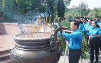 Đoàn viên, cán bộ Công đoàn tiêu biểu dâng hương tưởng nhớ các anh hùng liệt sĩ tại Côn Đảo