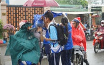 Mưa bất chợt, học sinh vẫn đội mưa tiếp sức thí sinh