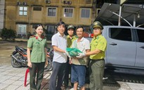 Nhặt được túi chứa con vật "lạ", người đàn ông mang đến phường ngay trong đêm