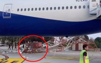 Kinh hoàng máy bay Boeing 777 chở 267 khách va chạm cột radar