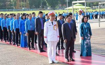 Đoàn đại biểu dự Đại hội XIV Công đoàn Việt Nam vào Lăng viếng Chủ tịch Hồ Chí Minh