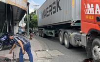 Nam thanh niên chạy xe đạp bị xe container tông tử vong ở TPHCM