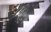 Cháy nhà trong hẻm sâu ở TPHCM, cảnh sát nỗ lực dập lửa