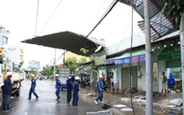 TPHCM: Lốc xoáy lật tung 6 kios