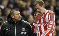 Peter Crouch dính cùi chỏ, “rụng” 3 răng