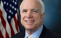 J. McCain phản pháo V. Putin