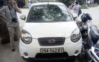 Nữ tài xế taxi liên tiếp tông CSGT lên nắp capo