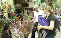 Đại sứ Đan Mạch đi chợ hoa Tết ở Hà Nội
