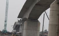 Sập dàn giáo xây cầu, 2 công nhân tử nạn trong đêm