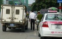 Hà Nội: Taxi tông chết người đi xe đạp