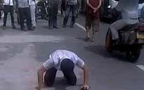 Va chạm giao thông, côn đồ bắt Việt kiều quỳ lạy giữa đường