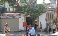 Hà Nội: Phản đối chặt cây, 2 phụ nữ leo lên cây nhai bánh mì
