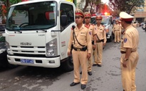 Hà Nội: CSGT không hỏi giấy phép xe chở quá tải cứu trợ bão Haiyan