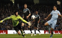 Lội ngược dòng hạ Chelsea, Man City theo sát M.U