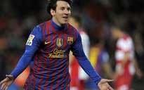 Messi lập hat-trick, Barca lại bám Real