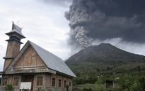 Indonesia: Núi lửa “thức giấc” phun khói bụi dữ dội