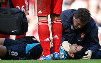 Sao Arsenal gặp nạn ngay trên sân