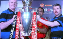 Huyền thoại M.U "khoe" cúp Premier League tại Việt Nam